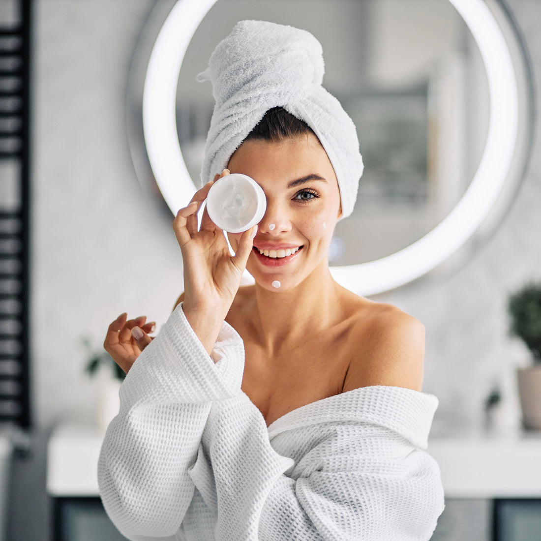 Routine Skincare et Haircare : Les Astuces Incontournables pour une Peau Éclatante et des Cheveux Sublimes en 2025